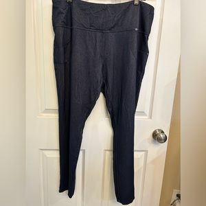 Ruby Ribbon 3X legging.Tummy control band.Lengthwise stretch.Dark denim color